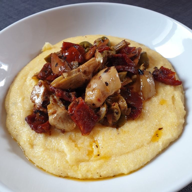 Polenta onctueuse aux artichauts et tomates confites