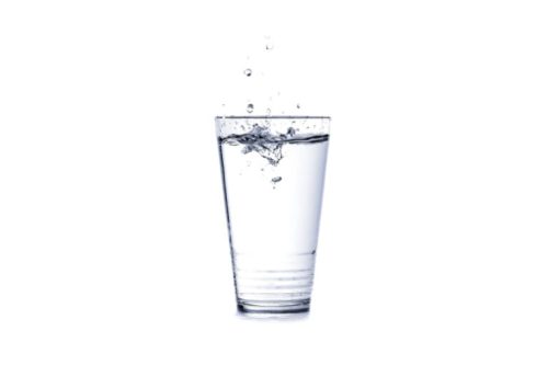 un verre avec de l'eau
